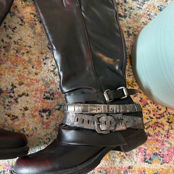 Stylish Black Lined Boots - Picture 2 of 7